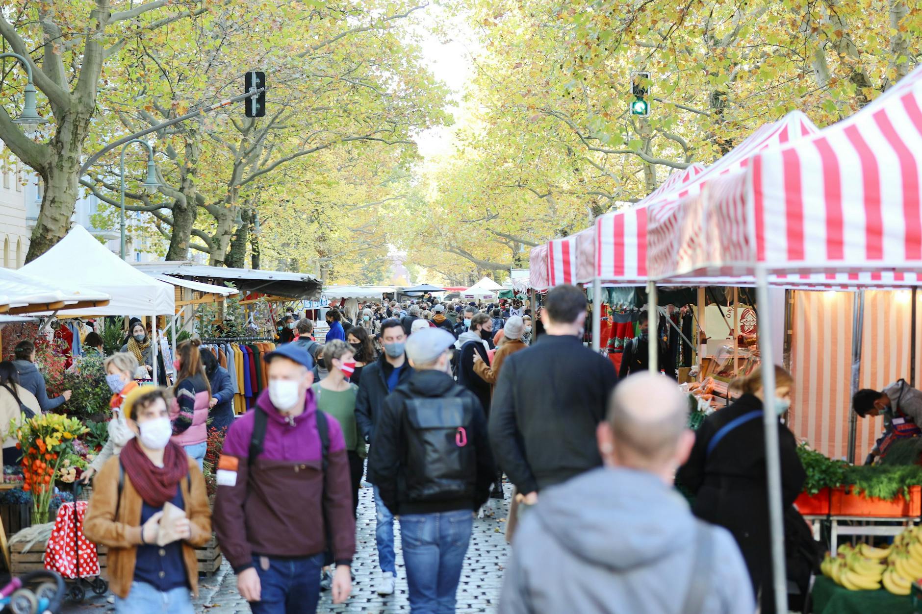 Besucher auf dem Wochenmarkt am Kollwitzplatz in Prenzlauer Berg. Auf Straßen und Plätzen könnte die Pflicht zum Bedecken von Mund und Nase ganz entfallen.