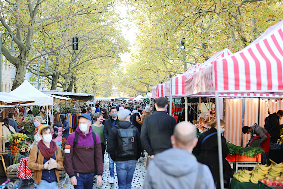 Besucher auf dem Wochenmarkt am Kollwitzplatz in Prenzlauer Berg. Auf Straßen und Plätzen könnte die Pflicht zum Bedecken von Mund und Nase ganz entfallen.