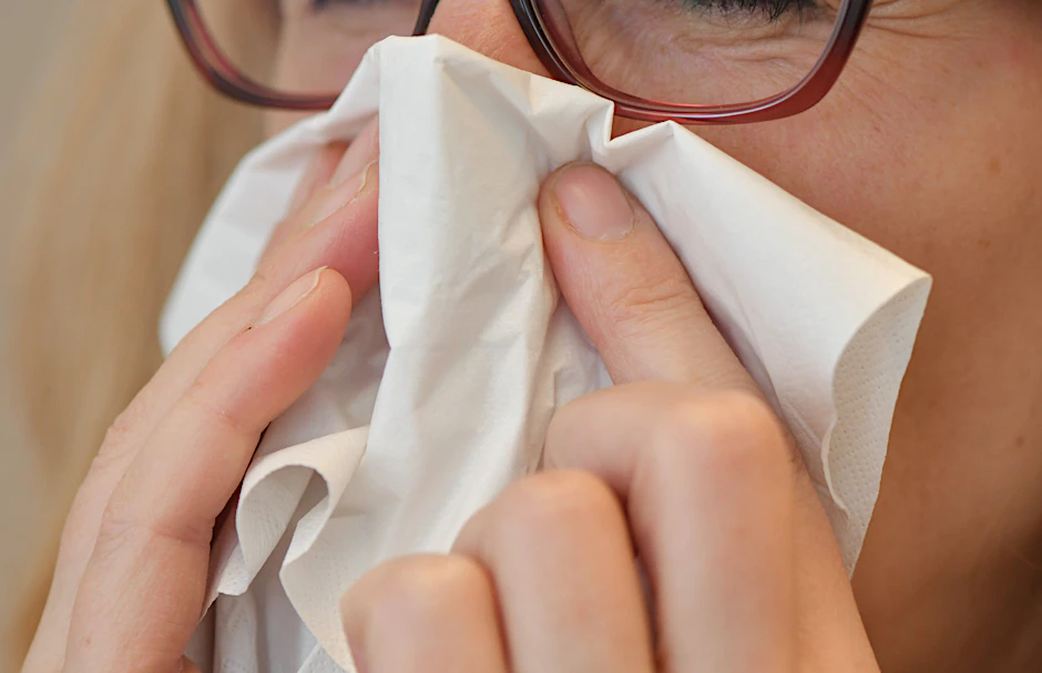 Schnupfen wurde als Symptom häufiger gemeldet.