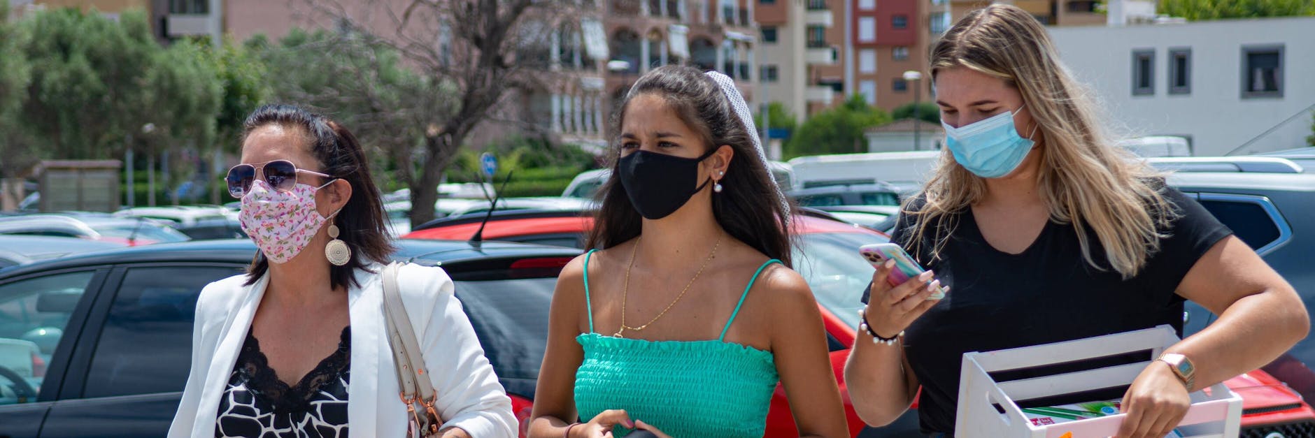 Danni Büchner mit ihren beiden Töchtern Jada (Mitte) und Joelina Karabas.