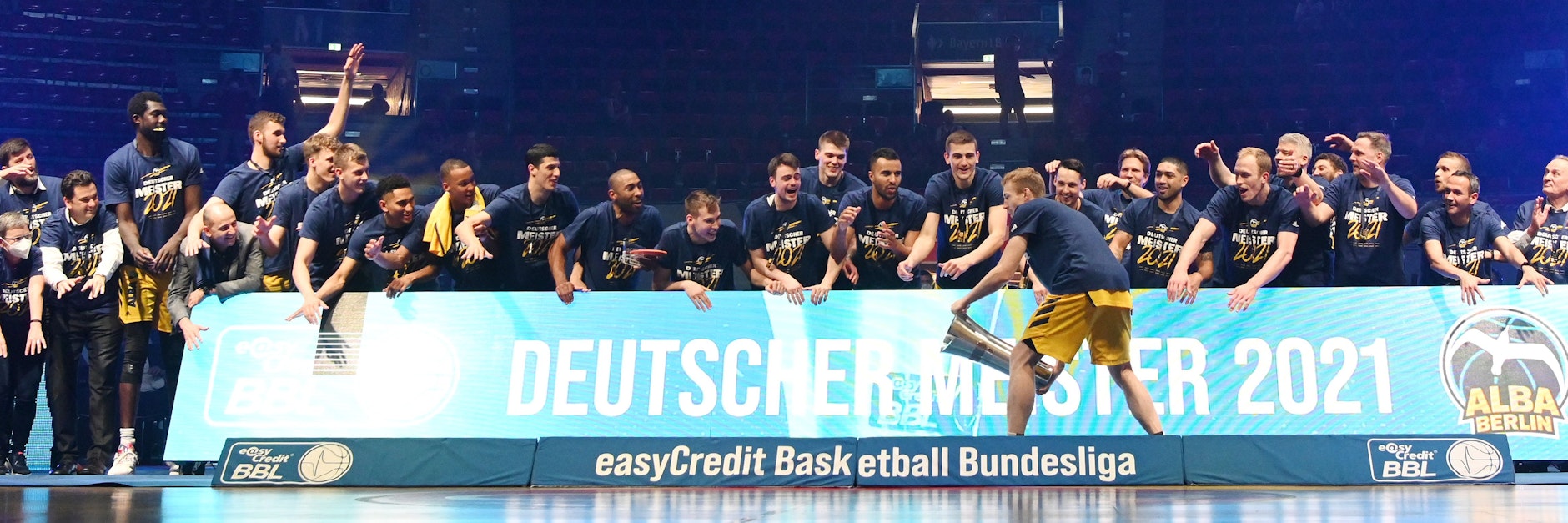 Am Sonntag gab Niels Giffey (Vordergrund) in seiner Rolle als Kapitän den Takt bei der Meisterfeier an. Verlässt er Alba Berlin im Sommer oder bleibt er?