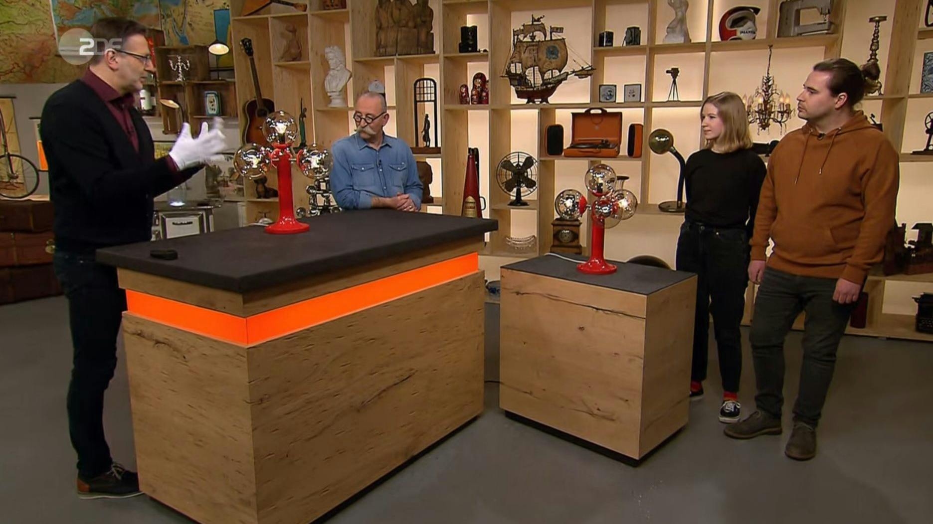 „Bares für Rares“-Experte Detlef Kümmel findet, dass solche Lampen in einen Wohnraum, der wie in der DDR gestaltet ist, unbedingt hineingehören. 