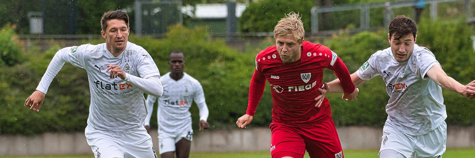 Münsters Justin Möbius (M.) setzte sich im Laufduell gegen die Gladbacher Marcel Benger und Markus Pazurek (r.) durch. Jetzt kommt er zu Dynamo.
