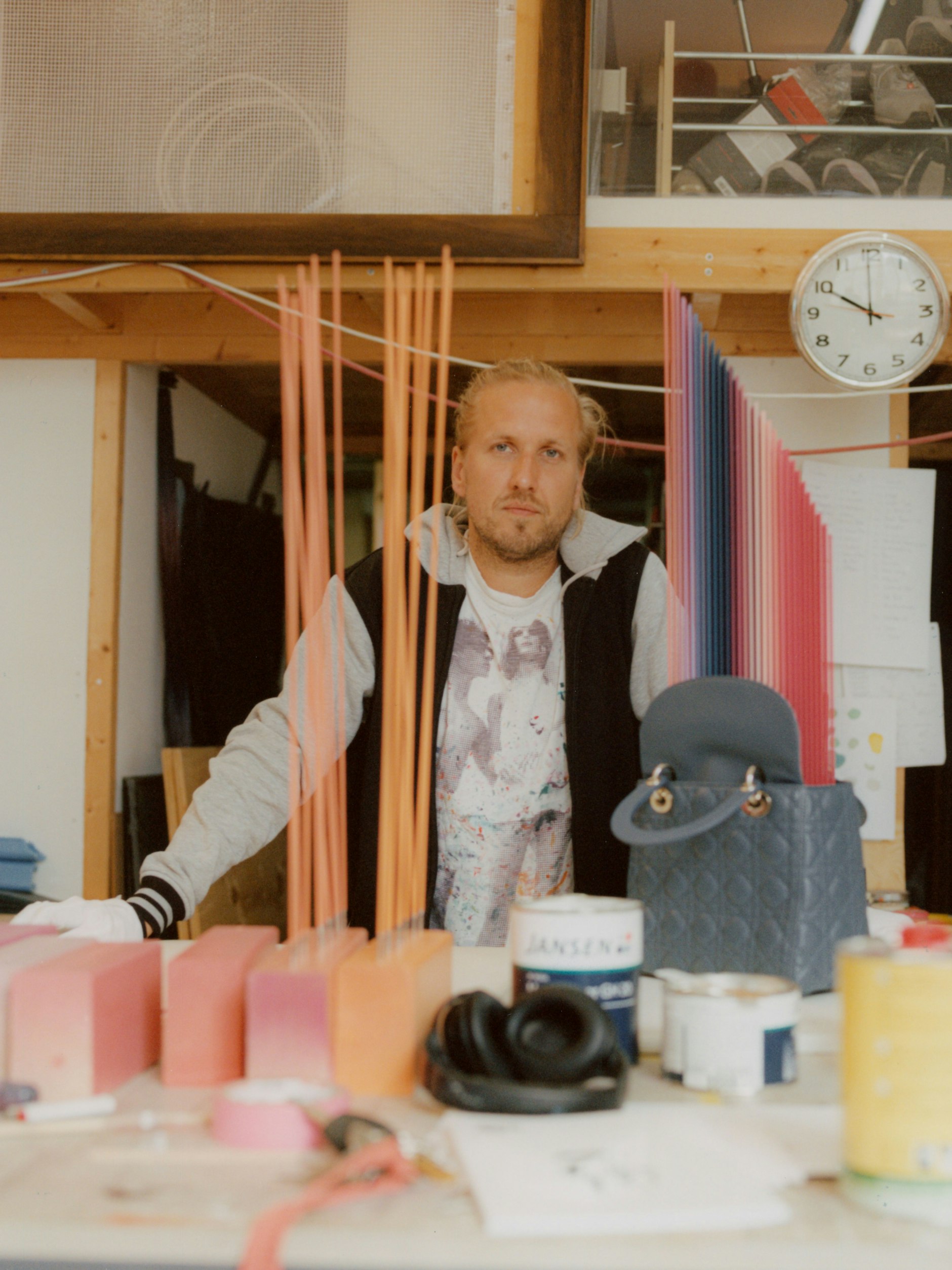 Aus Tomislav Topic Designertasche&nbsp;dringen 372 farbig lackierte Edelstahlstäbe empor.<br>