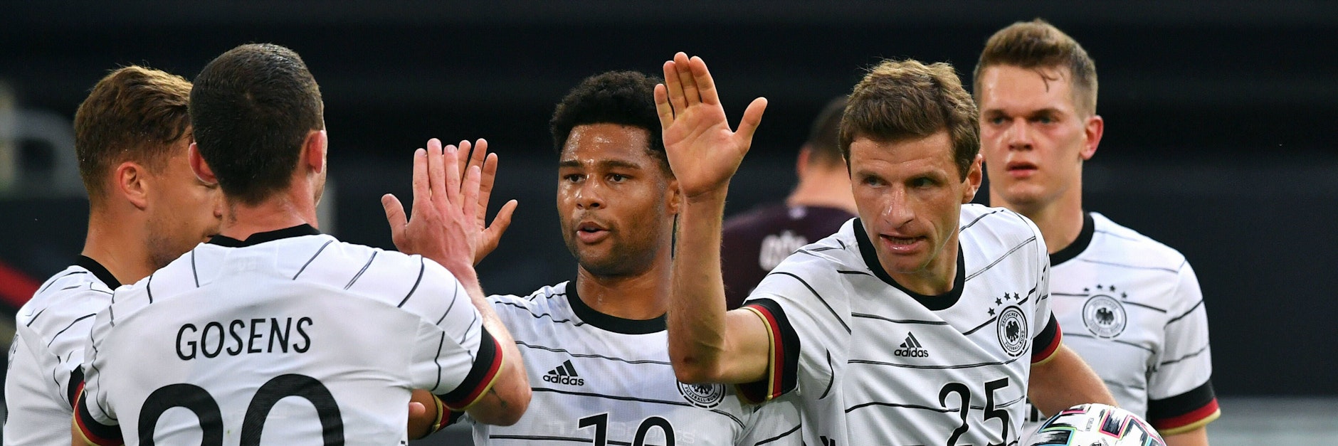 Stimmt der Mannschaftsgeist bei Thomas Müller (2.v.r.) und Co., kann die DFB-Elf auch Topfavorit Frankreich im EM-Auftaktspiel schlagen. 