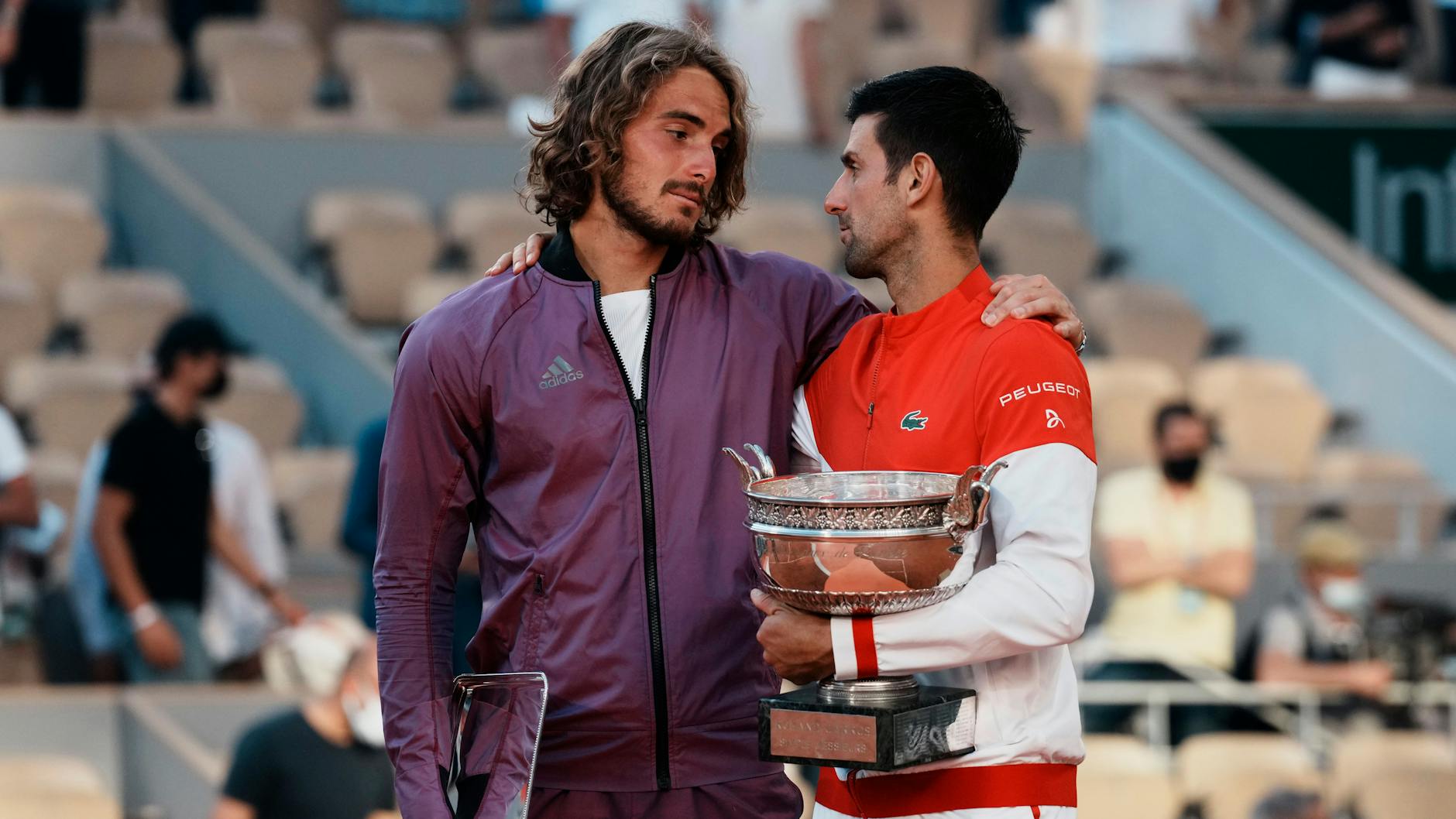 Stefanos Tsitsipas (22) und Novak Djokovic (34) wurden nach ihrem Krimi emotional.