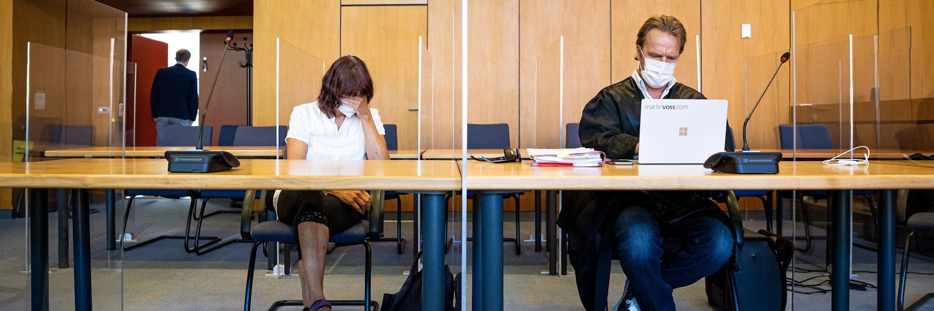 Die Angeklagte verbirgt im Gerichtssaal ihr Gesicht.