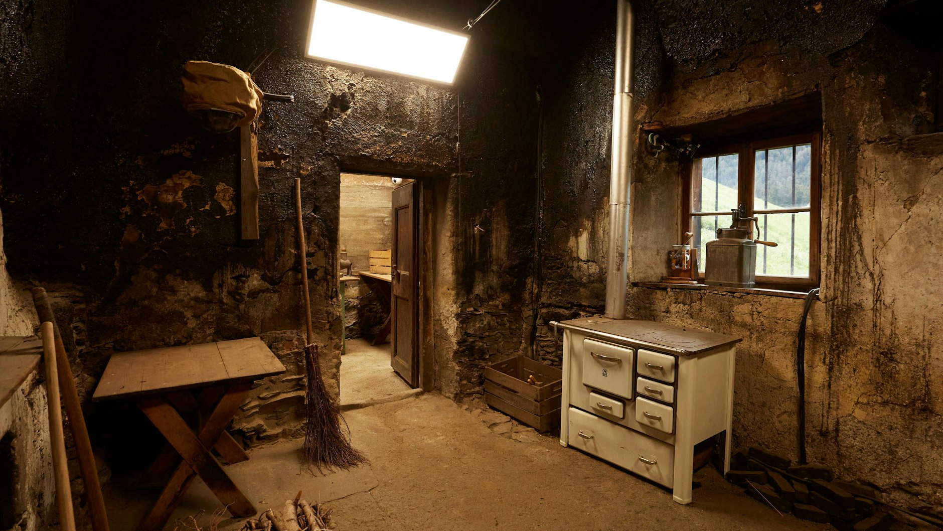 In dieser Alm-Küche müssen die Promis während der gesamten Staffel von Die Alm ihre Lebensmittel zubereiten.