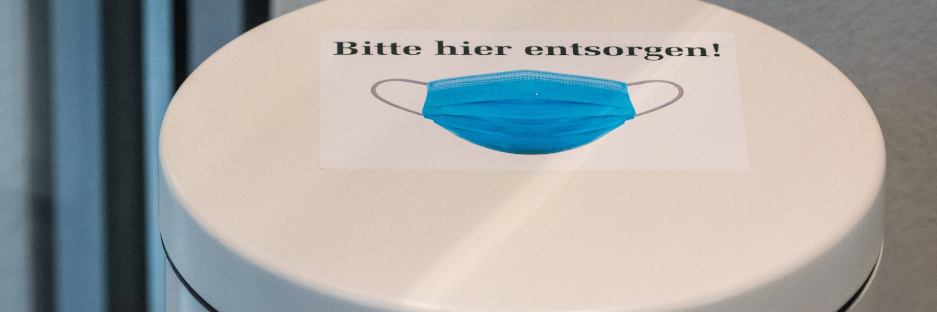 Weg damit! Oder besser doch nicht? In Großbritannien, gut durchgeimpft, wurden angekündigte Lockerungen wegen wieder steigender Ansteckungszahlen gekippt.&nbsp;