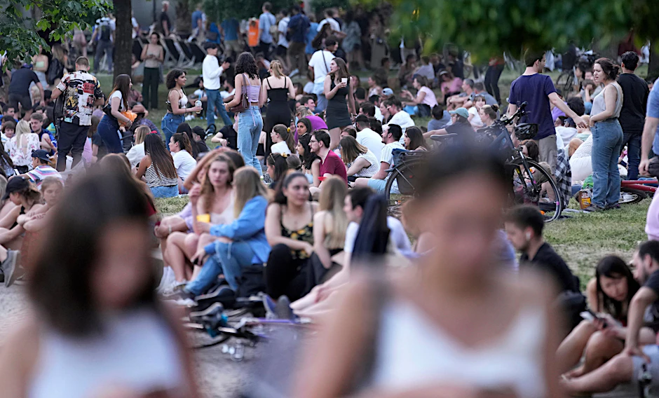 Berliner genießen einen warmen Sommerabend im Monbijoupark.