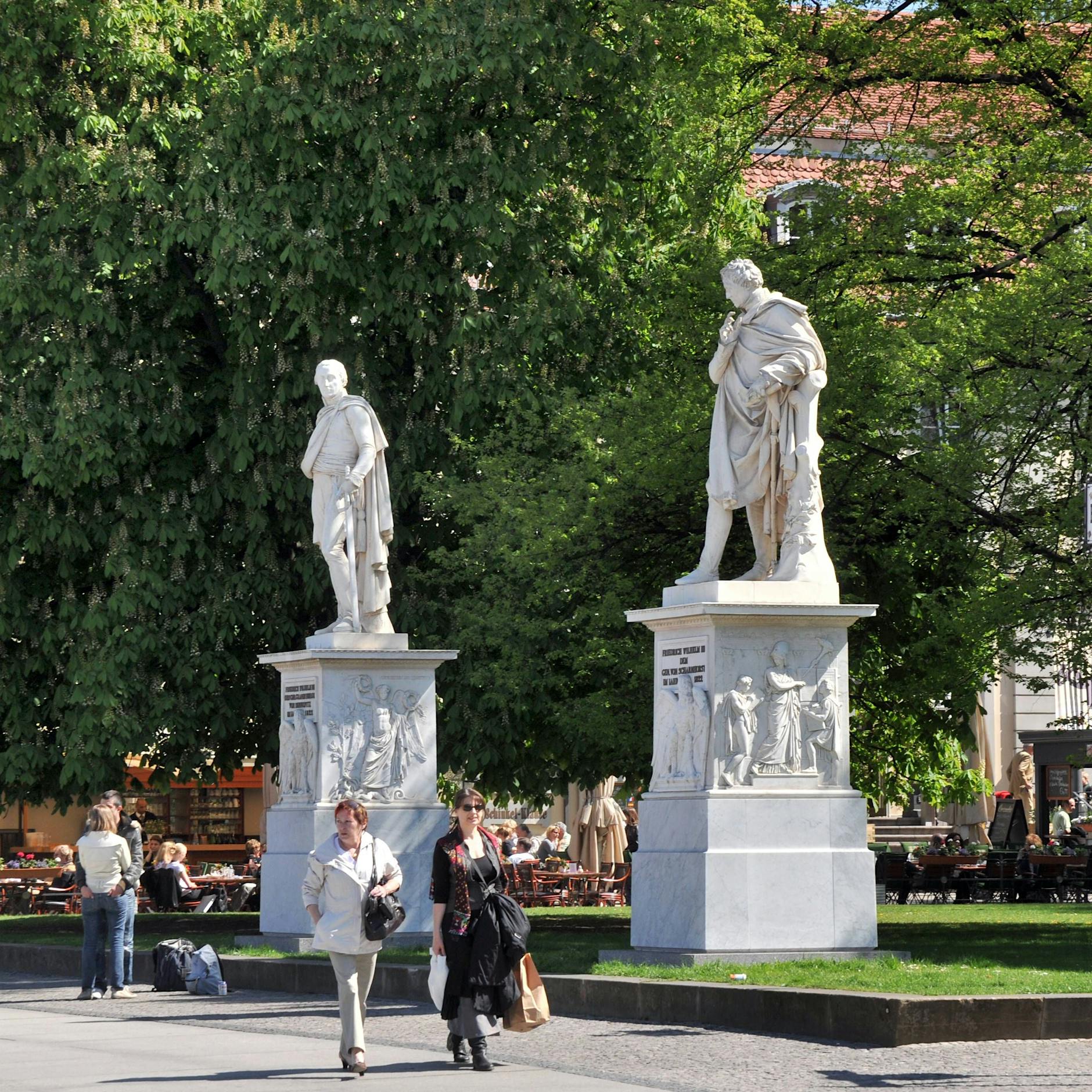 Marmor-Generäle marschieren von Unter den Linden in die Zitadelle