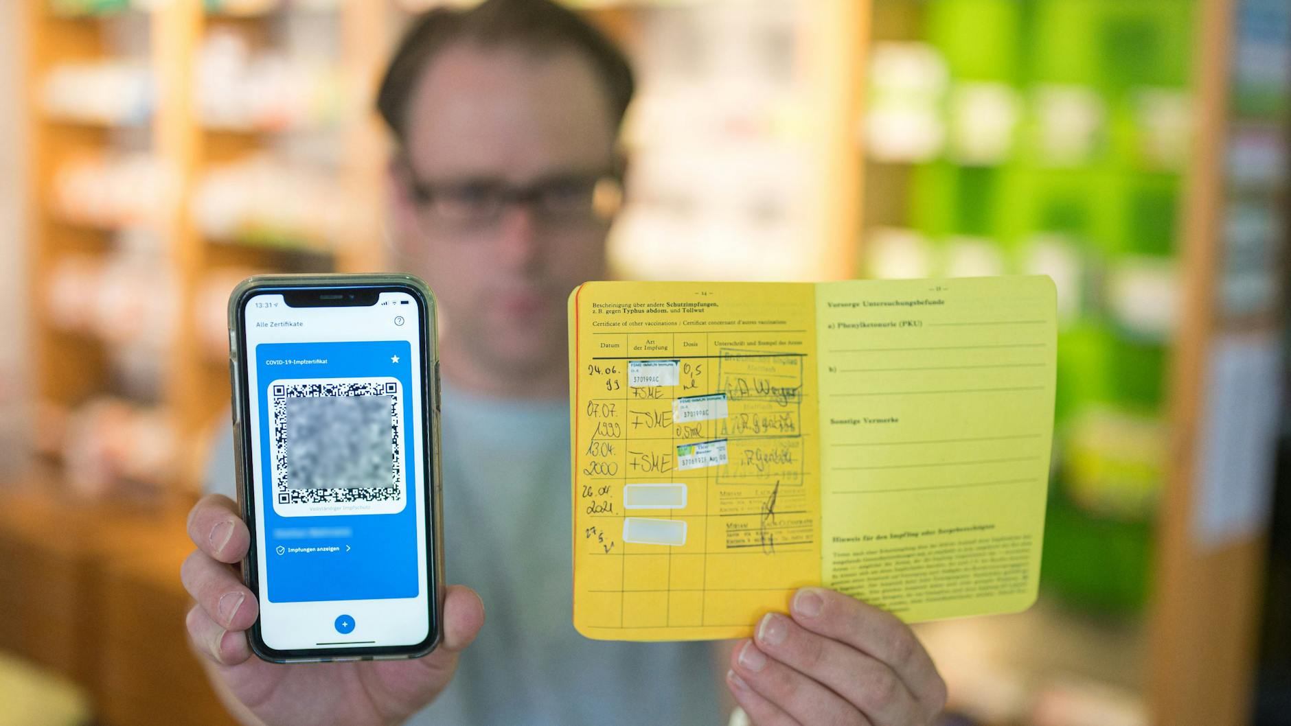 Die digitale Variante des Impfquartetts. Ein QR-Code auf dem Handy.