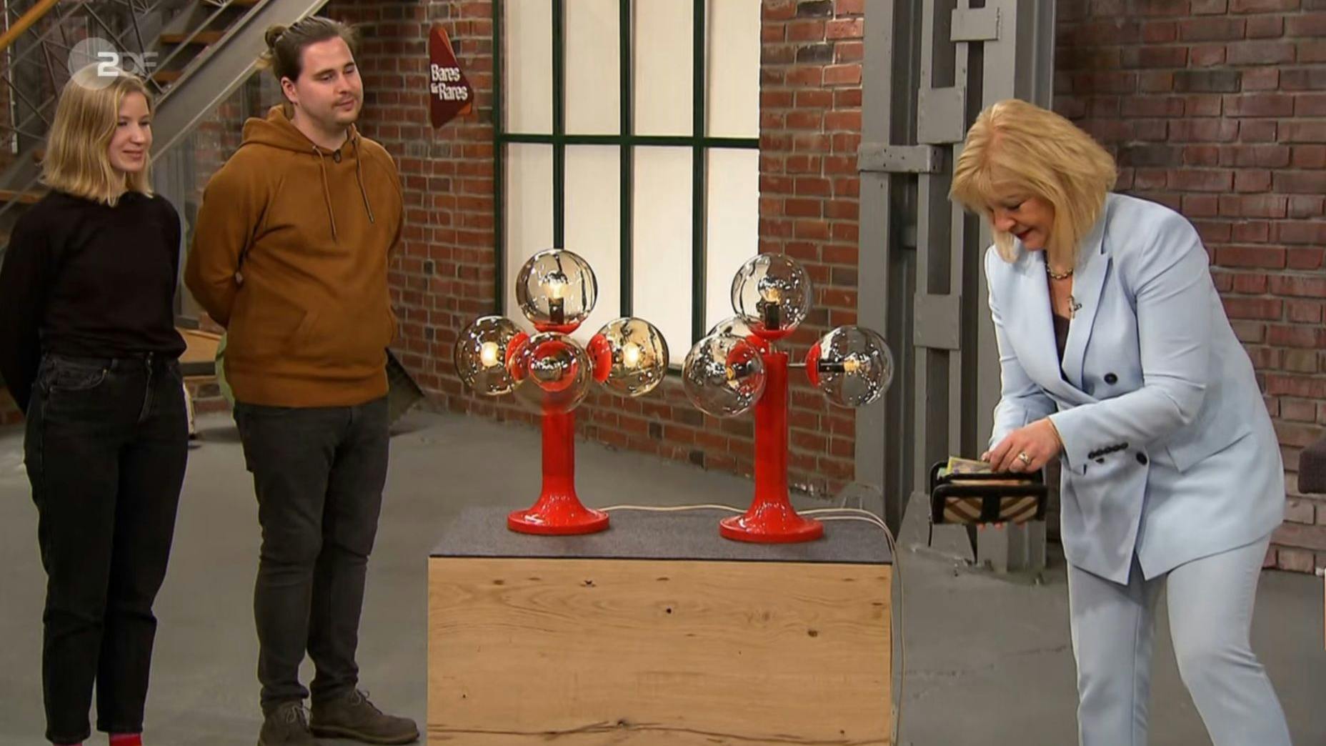 „Bares für Rares“-Händlerin Elke Velten zahlt 250 Euro für die DDR-Lampen.