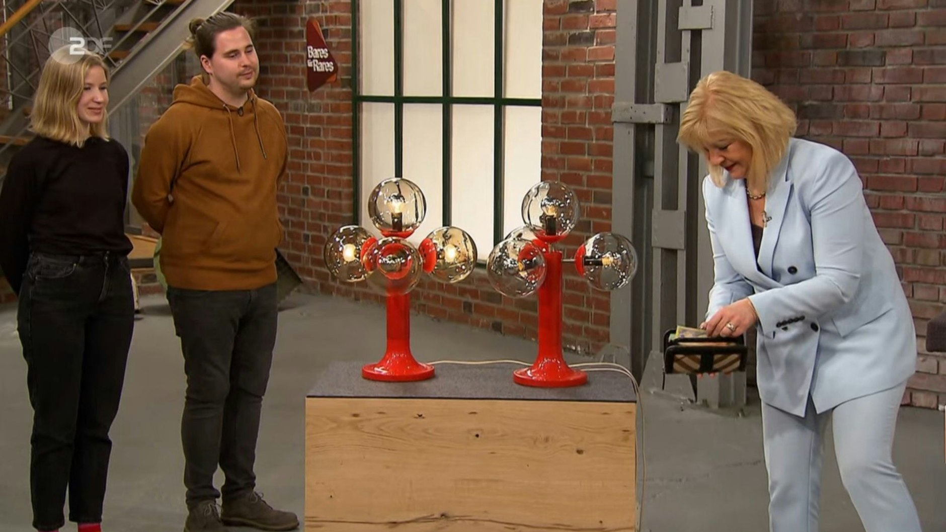 „Bares für Rares“-Händlerin Elke Velten zahlt 250 Euro für die DDR-Lampen.