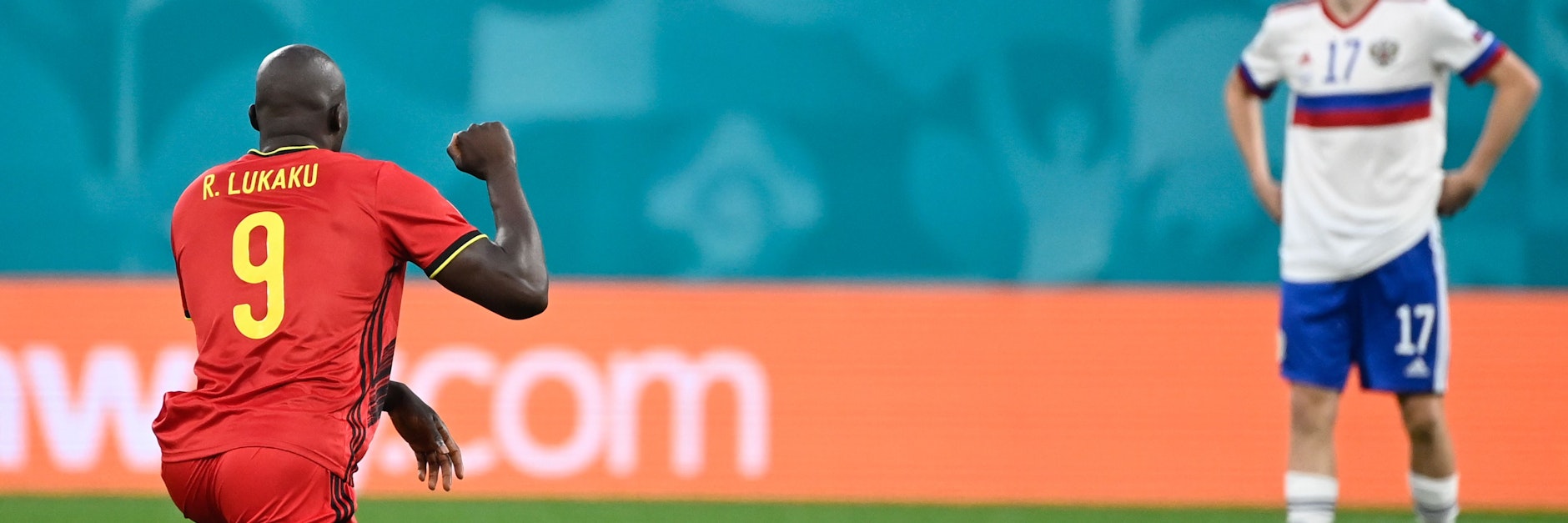 Belgiens Romelu Lukaku (l.) kniet vor dem Spiel gegen Russland und streckt eine Faust als Protestzeichen nach oben.