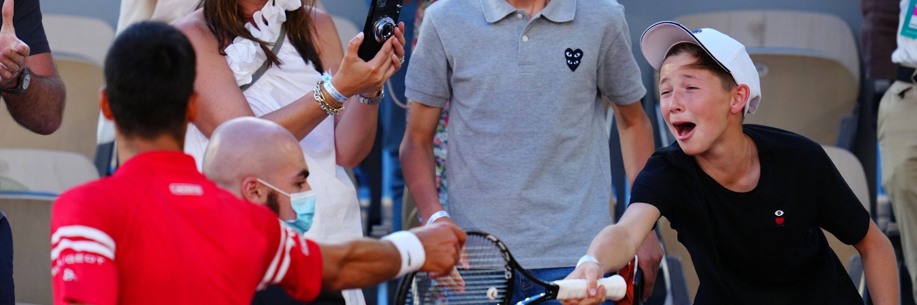 Als Dank fürs Coachen: Novak Djokovic verschenkte seinen Schläger an ein Kind in Paris und macht den Jungen damit sichtbar glücklich.