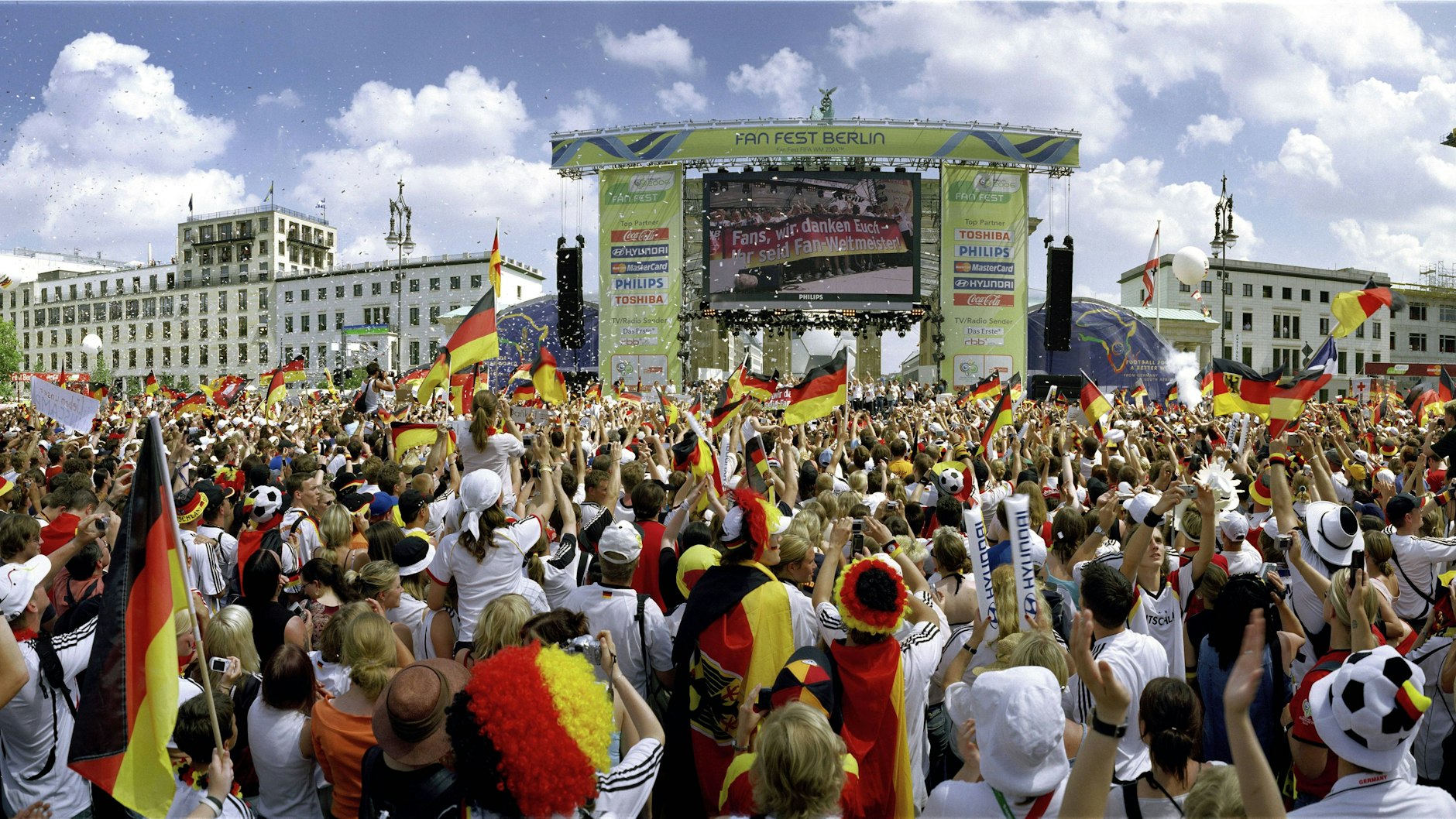 Die Fanmeile am Brandenburger Tor im Jahr 2006: Hier erlebte auch die Autorin emotionale Momente.
