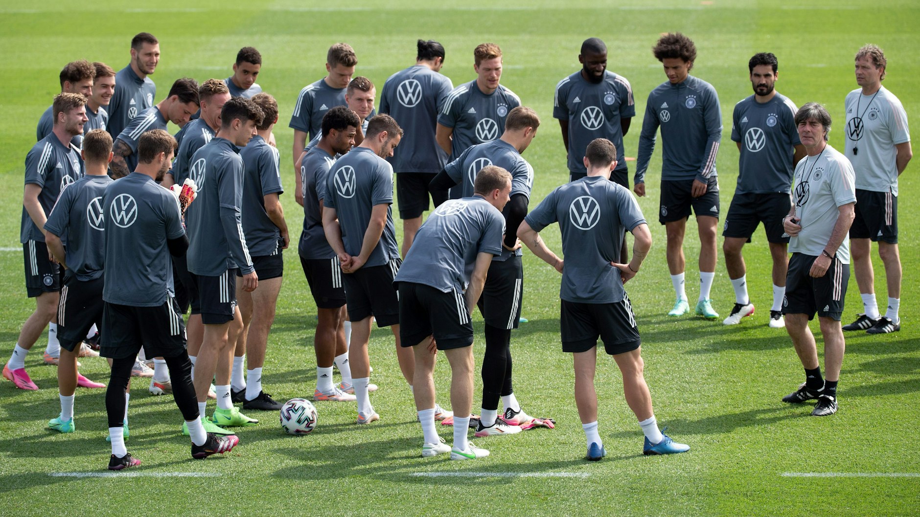 Bundestrainer Joachim Löw (2.v.r.) schwört seine Mannschaft für den EM-Auftakt gegen Frankreich ein.&nbsp;
