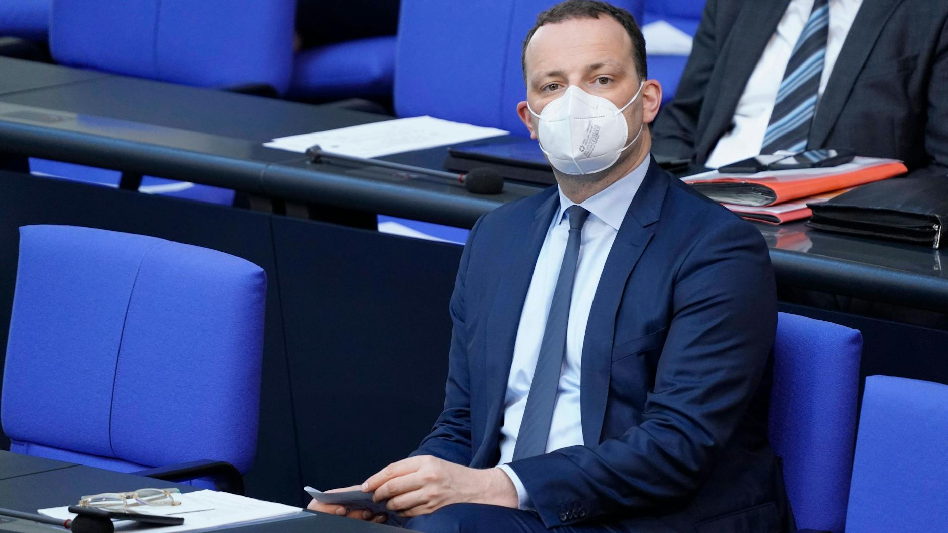 Bundesgesundheitsminister Jens Spahn (CDU) plädiert dafür die Maskenpflicht zunächst draußen aufzuheben. 