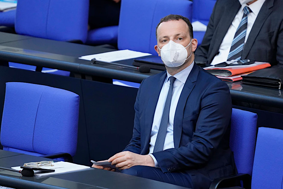 Bundesgesundheitsminister Jens Spahn (CDU) plädiert dafür die Maskenpflicht zunächst draußen aufzuheben.&nbsp;