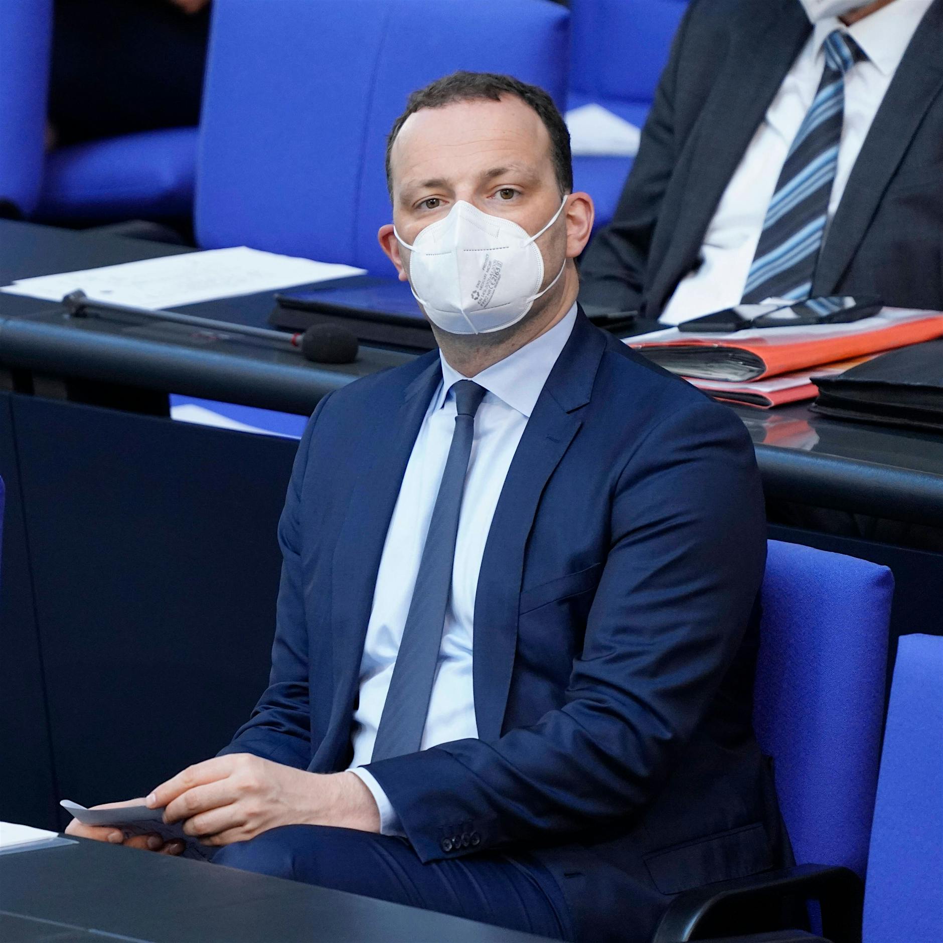 Spahn: Maskenpflicht kann stufenweise entfallen