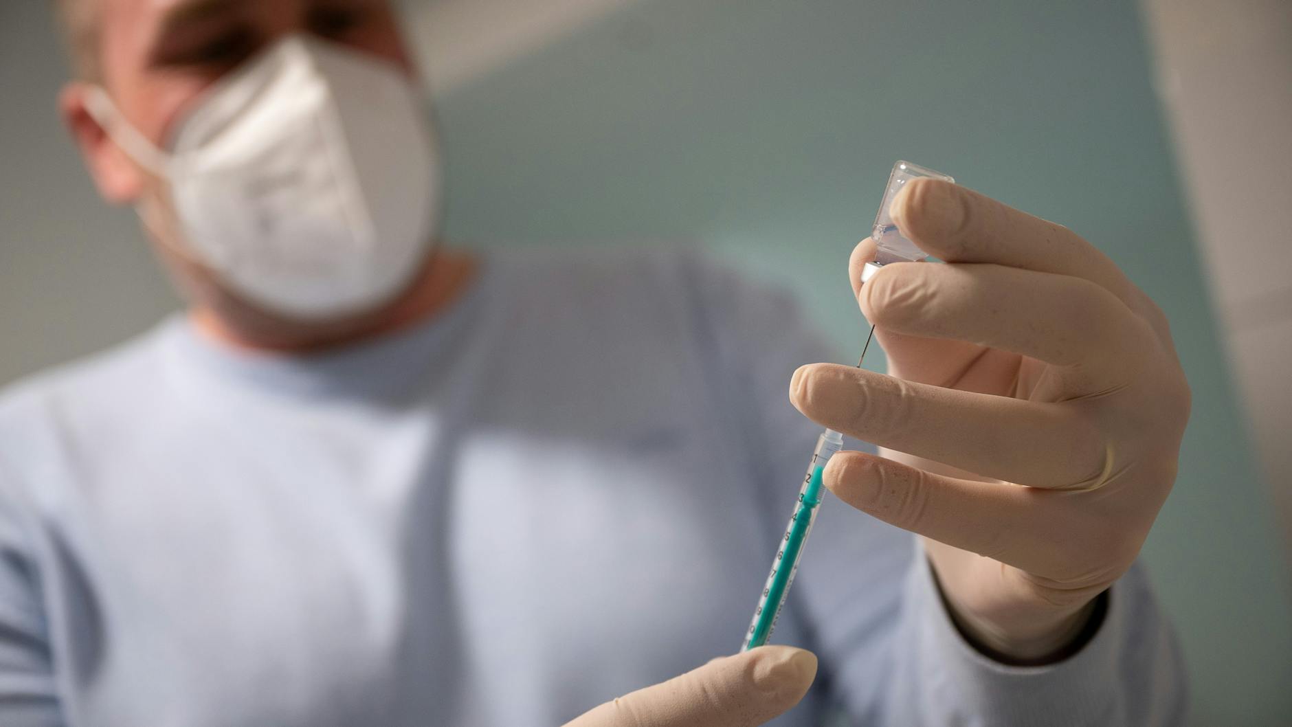 Bei einer vollständigen Impfung sinkt das Risiko eines Krankenhausaufenthalts wegen einer Infektion mit der Delta-Variante erheblich (Symbolbild).