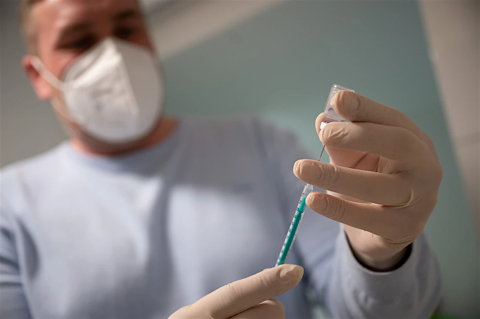 Bei einer vollständigen Impfung sinkt das Risiko eines Krankenhausaufenthalts wegen einer Infektion mit der Delta-Variante erheblich (Symbolbild).