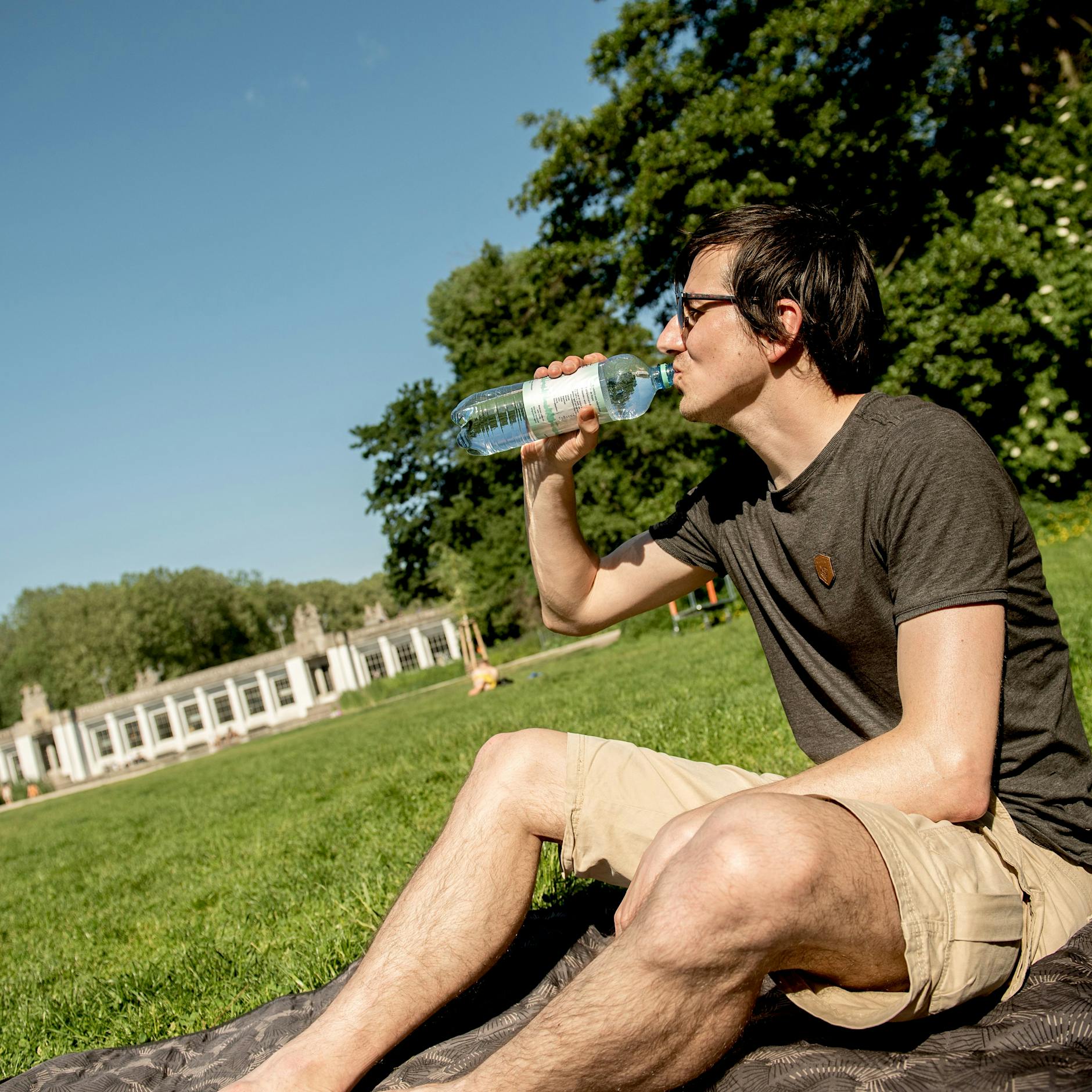 Genug trinken bei großer Hitze: Wie viel Flüssigkeit Sie jetzt brauchen und wie Sie das Trinken nicht vergessen