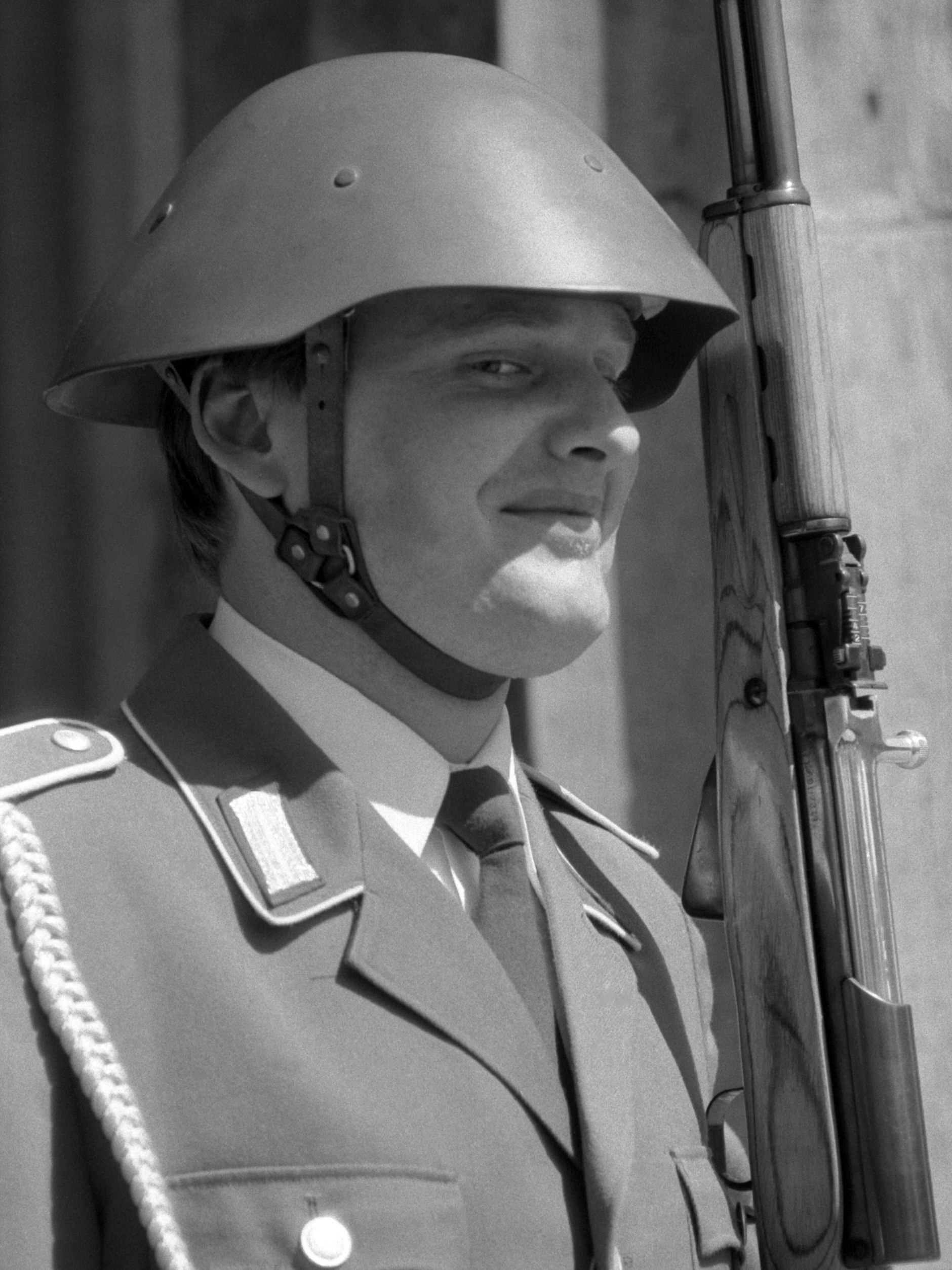 Ein lachender Soldat der Ehrenwache an der Neuen Wache vom Wachregiment Friedrich Engels der NVA.