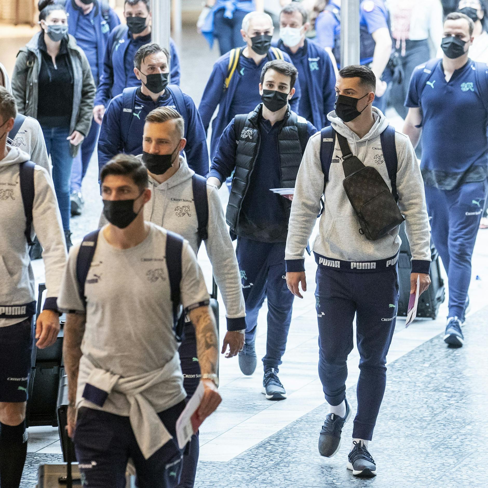 Granit Xhaka (r.) und seine Teamkollegen der Schweizer Nationalmannschaft bei der Abreise am Züricher Flughafen kurz vor ihrem Abflug nach Baku. Die Eidgenossen sind die Vielflieger der EM.