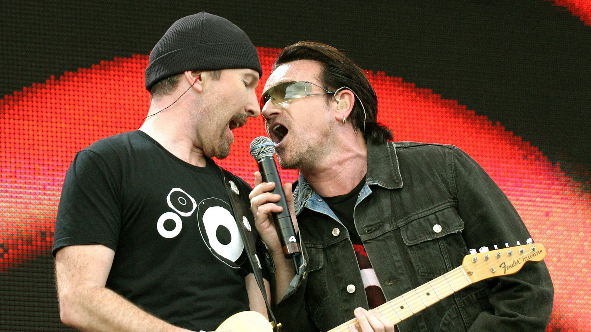 Bono (r.) und The Edge spielten den offiziellen Uefa-Song für die EM ein.&nbsp;