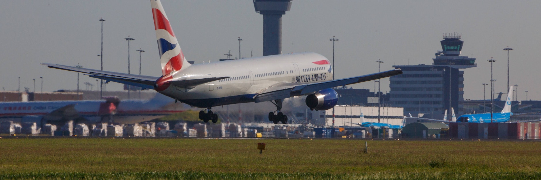 Nicht nur Amsterdams Flughafen Schiphol ist Anlaufpunkt für zahlreiche Flieger während des Turniers.