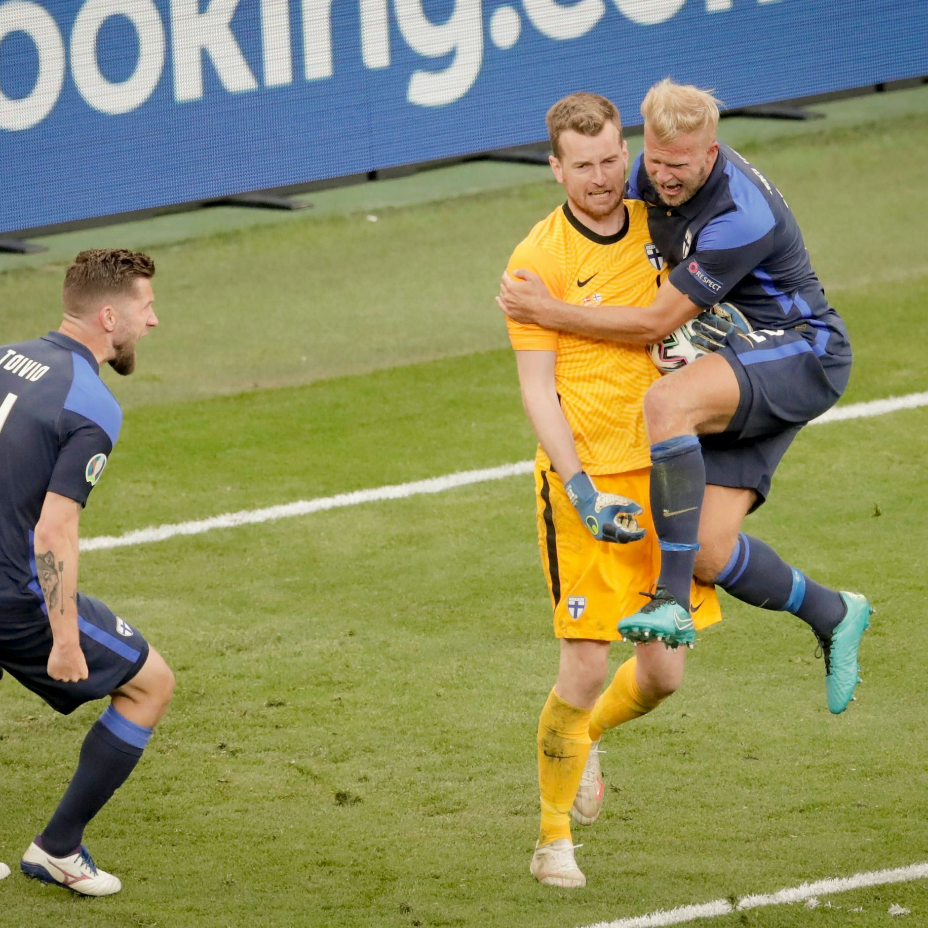 Finnlands Keeper Lukas Hradecky (M.) und seine Kollegen hätten das Achtelfinale sicher, wenn sie am Mittwoch Russland schlagen.