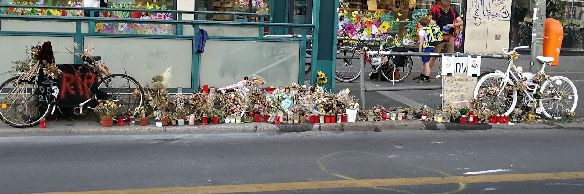 Die Frankfurter Allee am Montagabend: An dieser Stelle war Laetitia G. Ende Mai von einem Sattelschlepper überrollt worden.