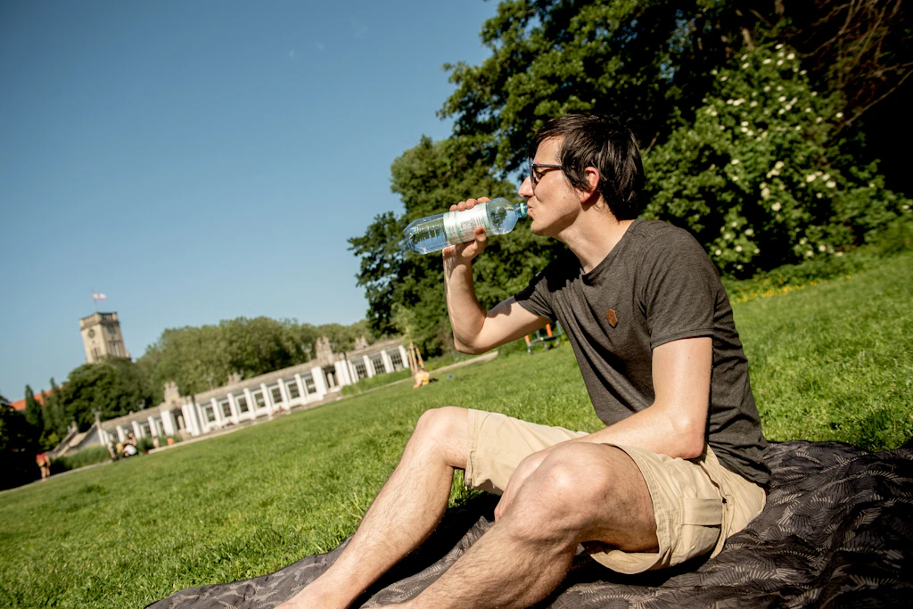 Hautarzt zu Sommerhitze: Die Haut zeigt, wann man etwas trinken muss