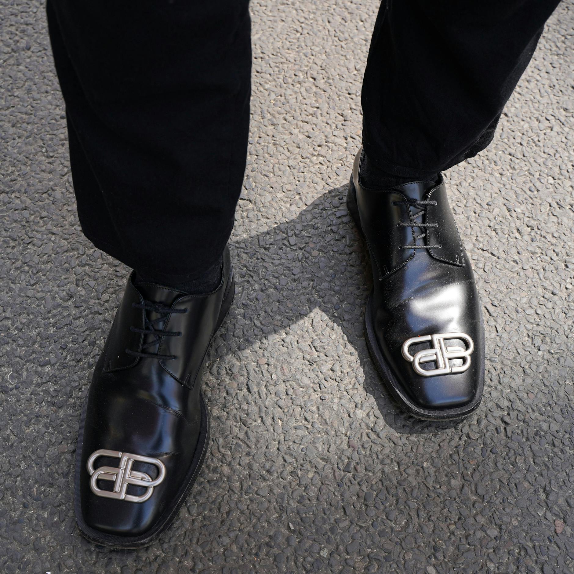  ... und die Schuhe von Balenciaga.