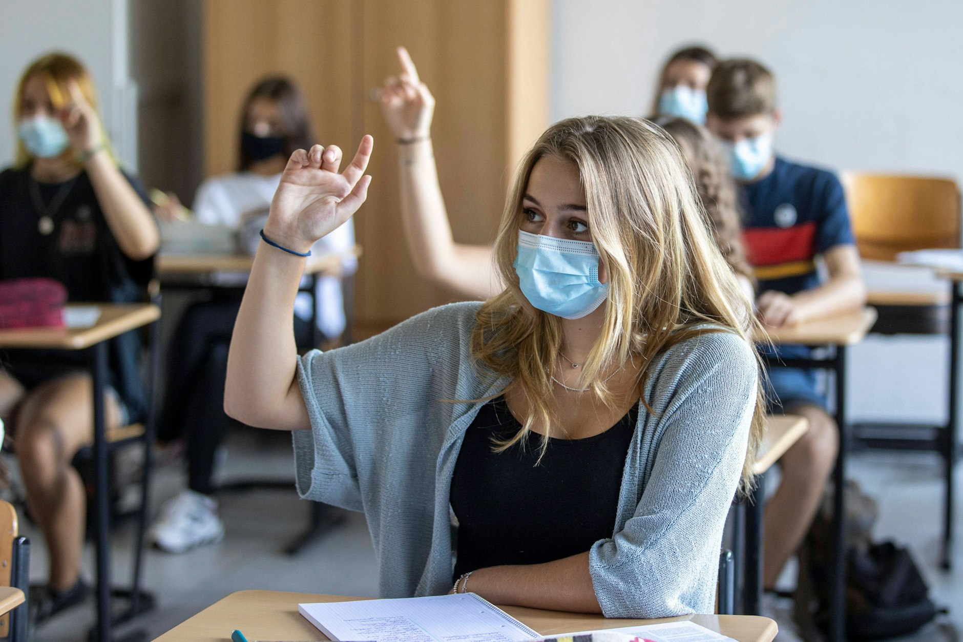 Nach den Sommerfreien in Berlin (24. Juni bis 6. August) sollen Schülerinnen und Schüler nach wie vor medizinische Masken tragen. Corona-Infektionen sollen so nach dem Sommerurlaub vermieden werden (Archivbild).