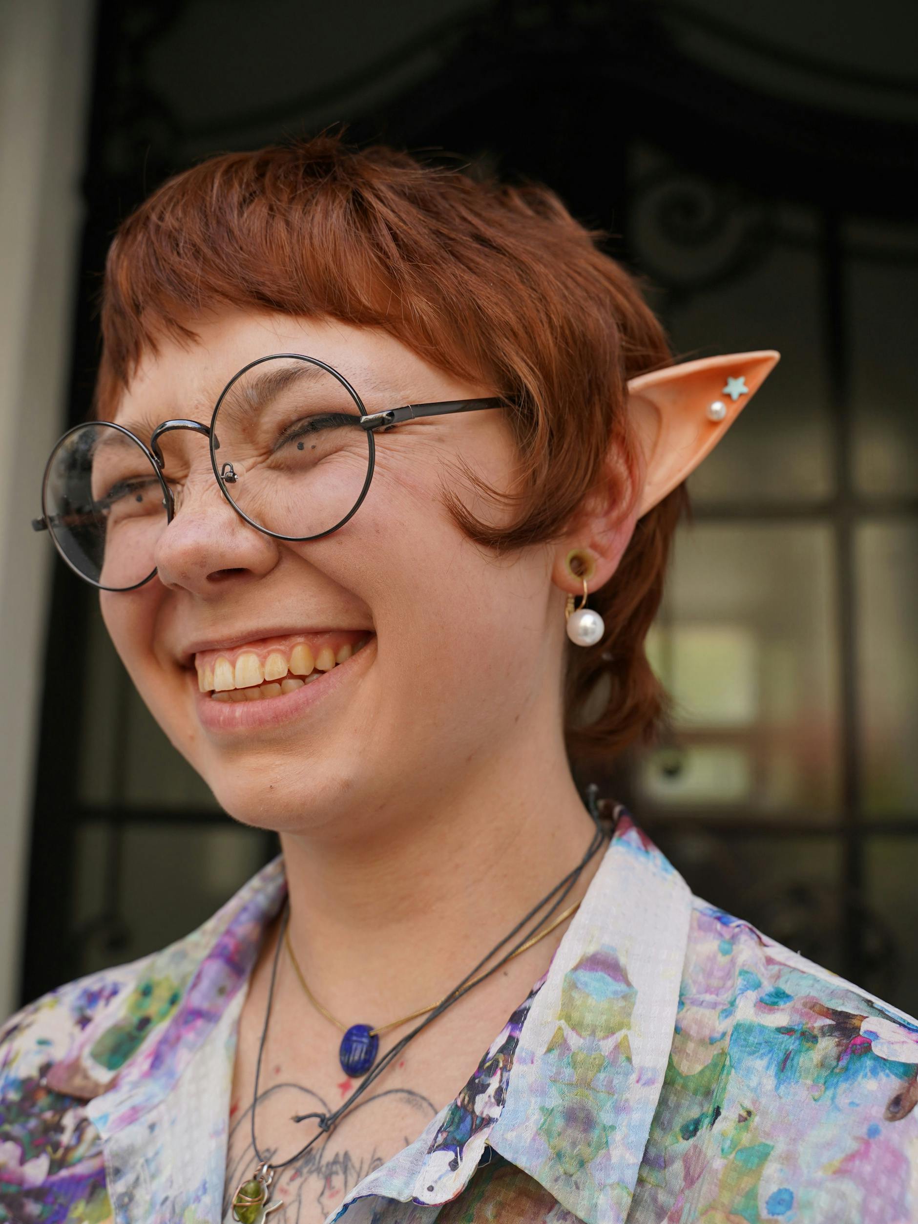 James trägt ihre Elfenohren, so oft sie kann ...