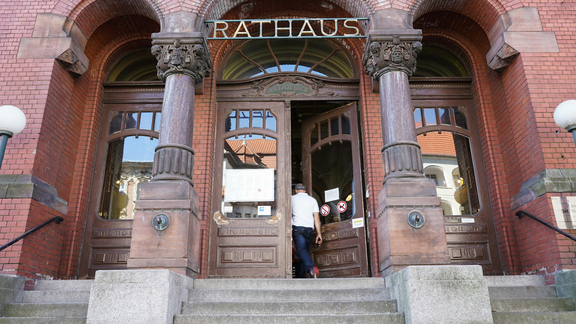 Blick auf den Haupteingang des Rathauses in Pankow