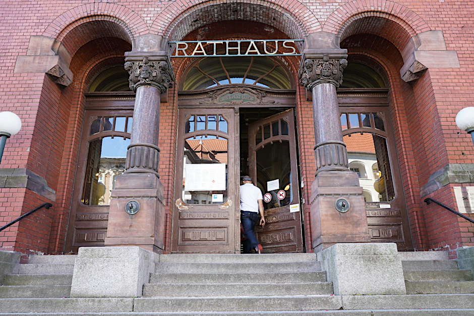 Blick auf den Haupteingang des Rathauses in Pankow