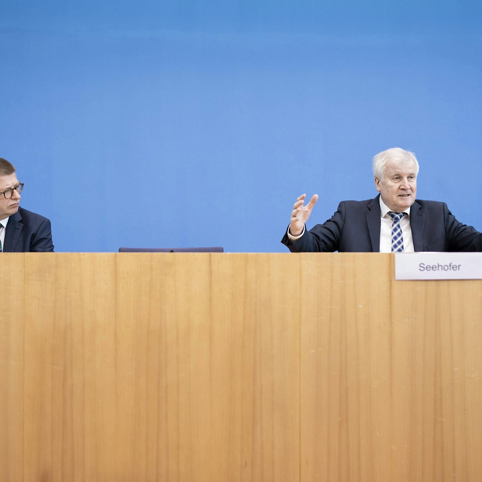 Seehofer sieht Rechtsextremisten als größte Gefahr