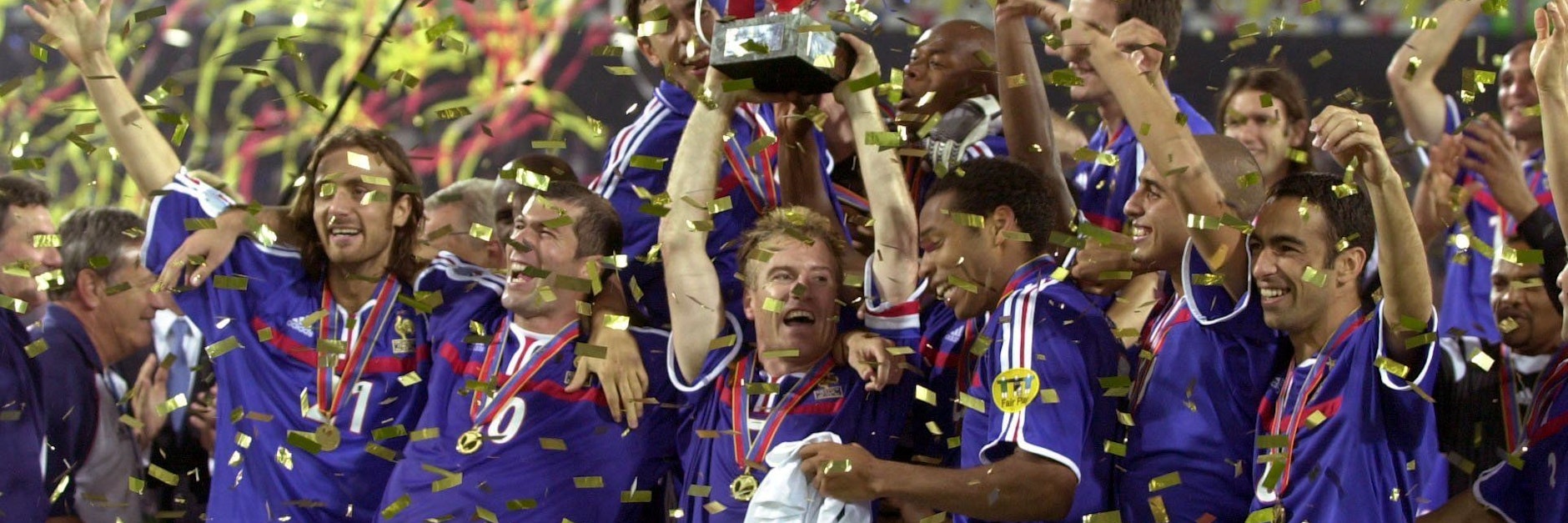 Die Spieler der französischen Fußballnationalmannschaft bejubeln den EM-Titel im Jahr 2000. 