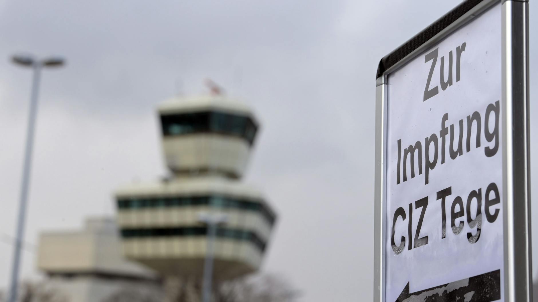 Ein Hinweisschild zzeigt zu dem Impfzentrum auf dem ehemaligen Flughafen Tegel. Es soll zu den Zentren gehören, die auf jeden Fall länger offen bleiben sollen. 