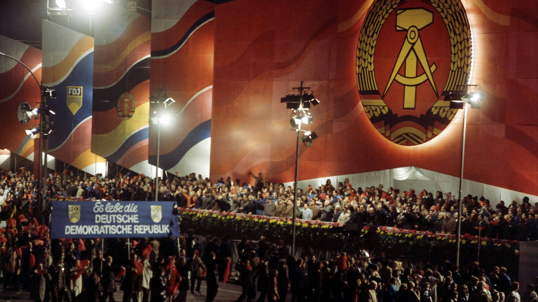 Ein Fackellauf der FDJ 1973 in Berlin.