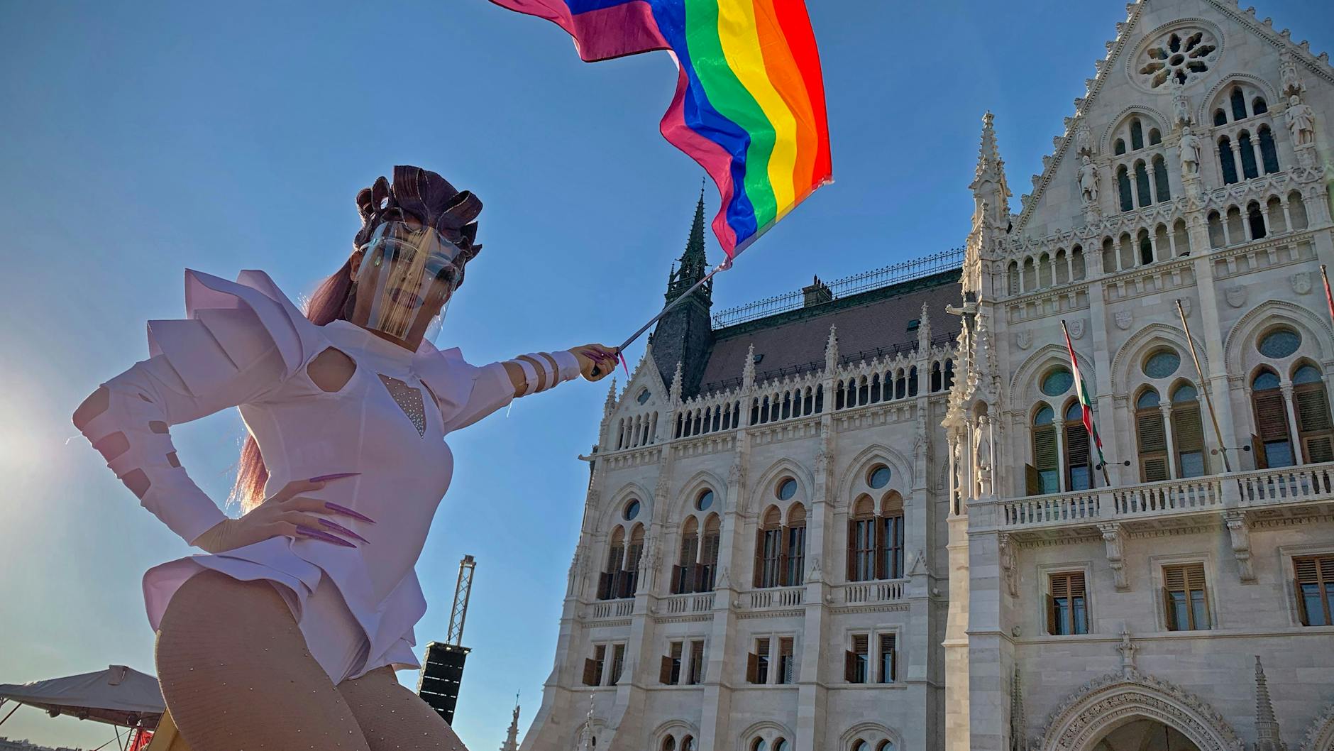 Eine Drag Queen schwenkt eine Regenbogenfahne auf einer LGBT-Demonstration im Oktober vergangenen Jahres vor dem ungarischen Parlament. 