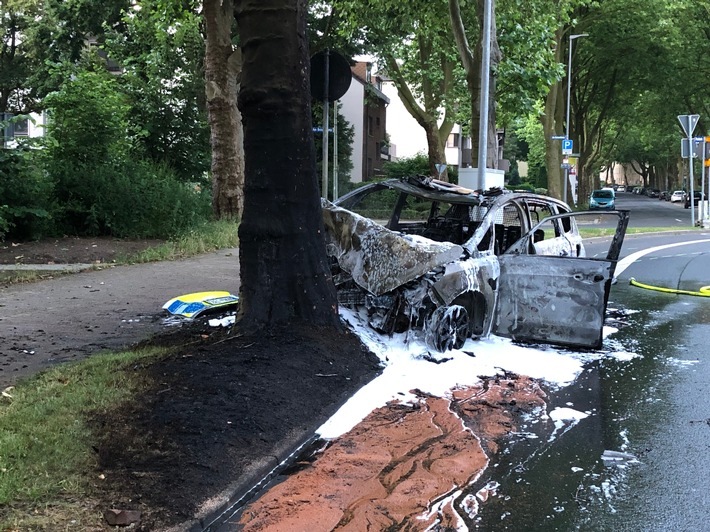 Abiturienten ziehen Polizisten aus brennendem Streifenwagen