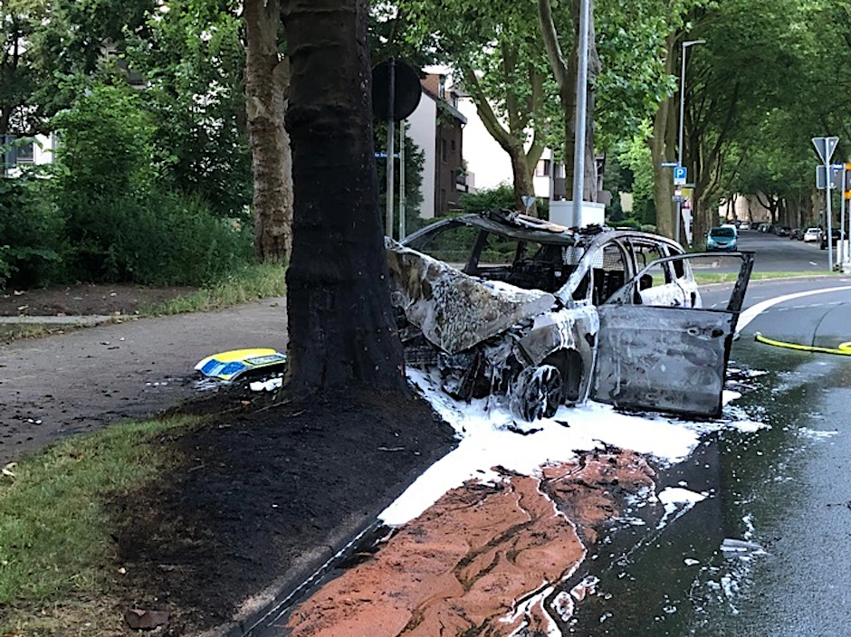 Das völlig verbrannte Wrack des Polizeiwagens in Bochum.