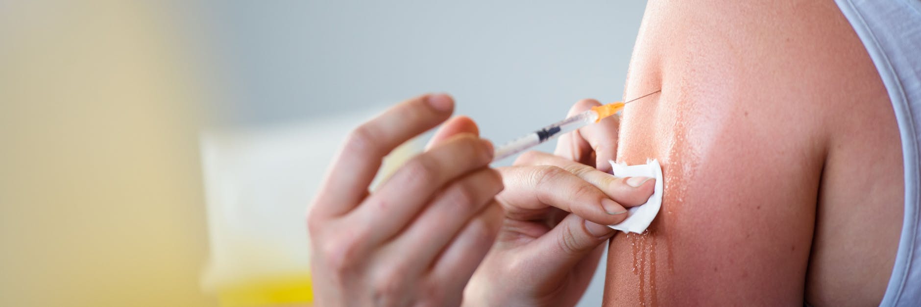 Eine Frau wird von einer Arzthelferin in der für diesen Tag in ein Impfzentrum umfunktionierten Betriebskantine der MV Werften mit dem Impfstoff von Johnson & Johnson gegen das Coronavirus geimpft.