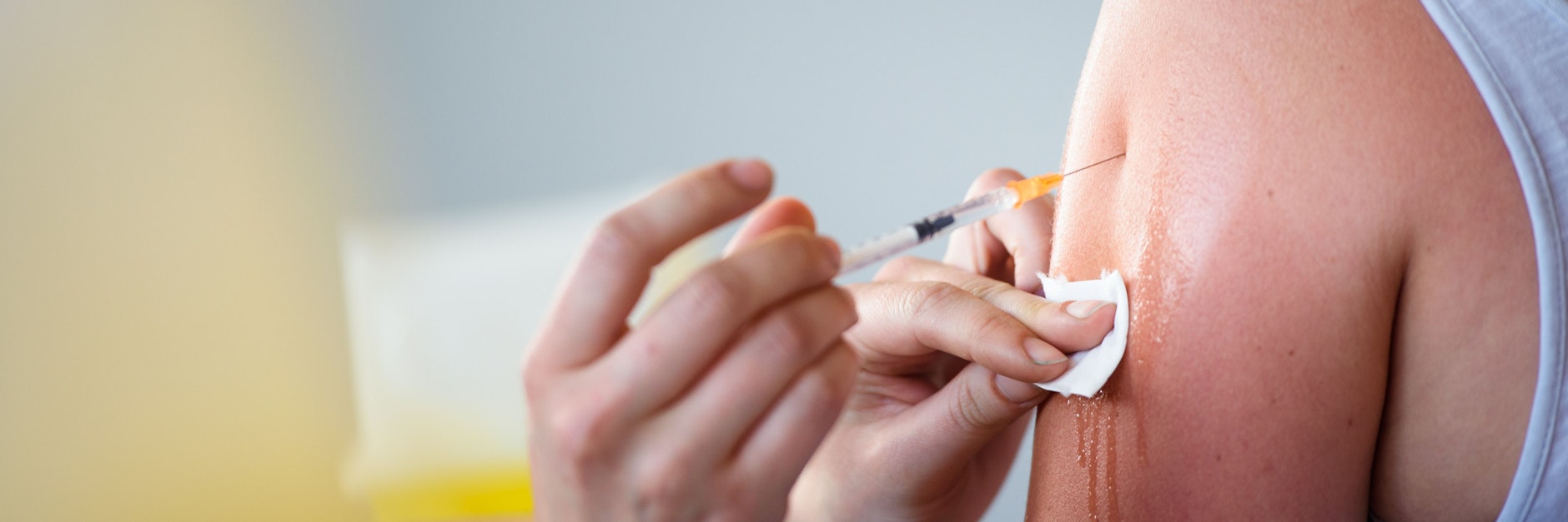 Eine Frau wird von einer Arzthelferin in der für diesen Tag in ein Impfzentrum umfunktionierten Betriebskantine der MV Werften mit dem Impfstoff von Johnson &amp; Johnson gegen das Coronavirus geimpft.