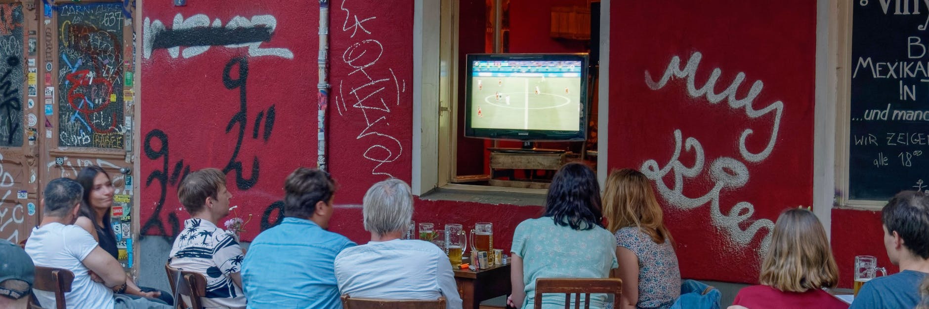 Mit Molle und Nachbarn: Fans in Berlin verfolgen das Spiel der deutschen Mannschaft in den wieder geöffneten Kneipen und bescheren dem ZDF eine Rekord-Quote.